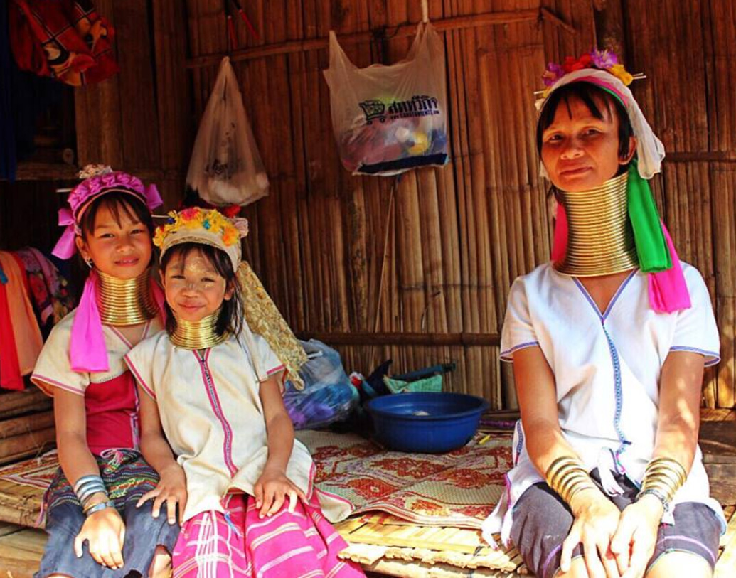 বিশ্বের বাকি মানুষের কাছে সেটা অদ্ভুত ঠেকলেও লম্বা গলা কায়েন সম্প্রদায়ের কাছে কিন্তু গর্বের বিষয়। যাঁর গলা যত লম্বা, কায়েনদের কাছে তিনিই তত সুন্দরী।