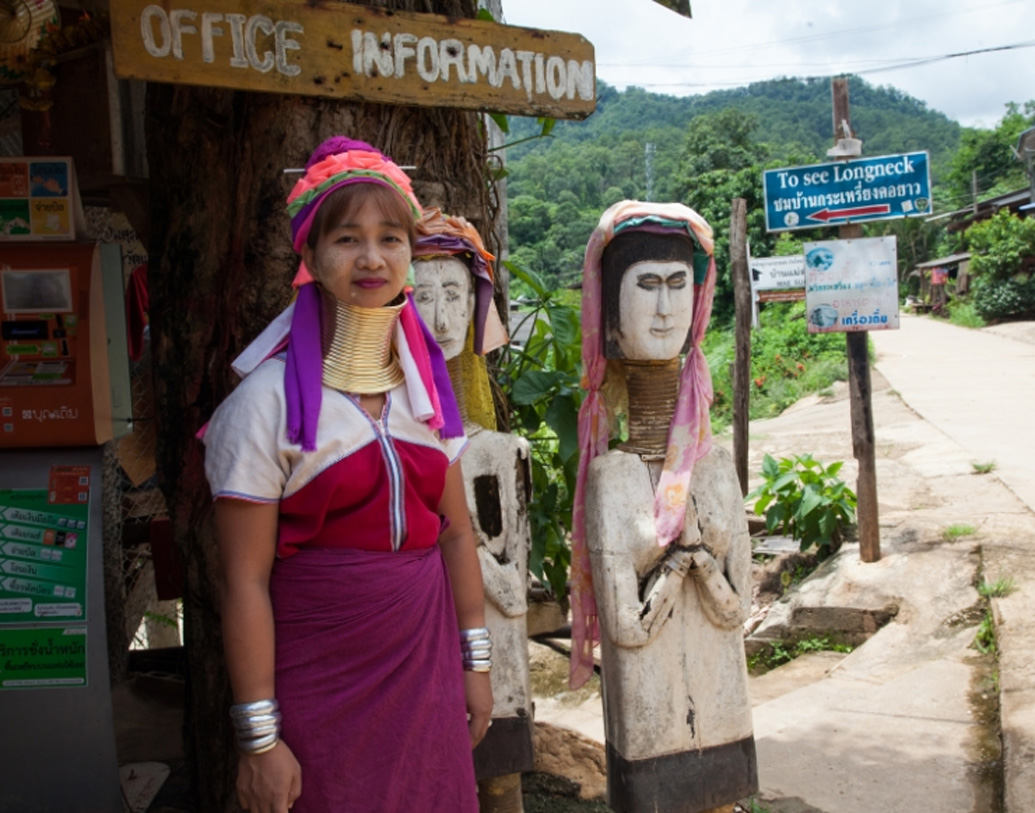 কায়েন সম্প্রদায় কিন্তু প্রকৃতপক্ষে তাইল্যান্ডের বাসিন্দা নয়। তাঁদের আসল বসতি মায়ানমারের কায়াহ জেলার লয়কাওয়ে। মায়ানমারে সেনা-পুলিশের অত্যাচার থেকে বাঁচতে তাঁরা তাইল্যান্ডের উত্তরে উদ্বাস্তু শিবিরে আশ্রয় নেন। তাইল্যান্ডের চিয়াং মে-র সেই উদ্বাস্তু শিবিরই ক্রমে কারেন সম্প্রদায়ের নাম অনুসারে কারেন গ্রাম হিসাবে বিশ্বে পরিচিতি লাভ করে।