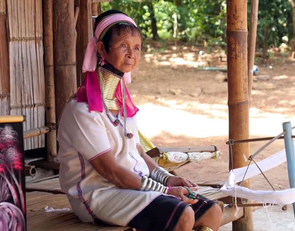 তাইল্যান্ড সরকার যখন কায়েনদের লম্বা গলার কথা শোনে, দেশের পর্যটন ব্যবস্থার উন্নতির পরিকল্পনা করে তাঁদের ভিসা দিয়ে দেয়। তার পর থেকে কায়েনরা ওই গ্রামেই স্থায়ী ভাবে থাকতে শুরু করেন।