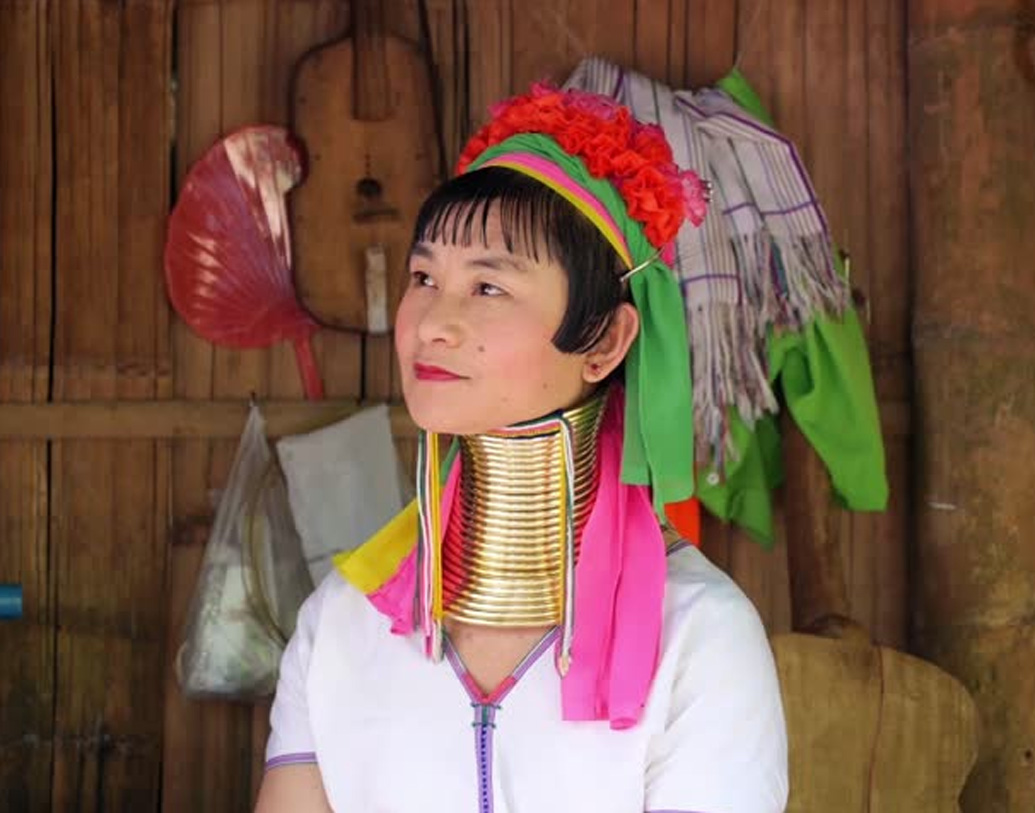 সারা বছর ধরে প্রচুর পর্যটক এই গ্রামে ভিড় জমান কায়েনদের দেখতে। গ্রামটা এখন লম্বা গলা মহিলাদের গ্রাম হিসেবেই সবাই চেনে। পর্যটকদের নিজেদের বানানো জিনিস বেচে উপার্জনও করতে শুরু করেছেন এই মহিলারা। ফলে তাঁরা আর্থিক ভাবে অনেকটাই সাবলম্বী হয়েছেন।