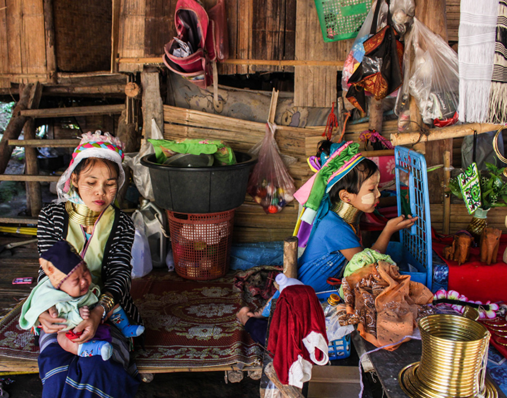 লম্বা গলা মহিলাদের গ্রাম নিয়ে বিতর্কও রয়েছে। অনেকেই মনে করেন, এই গ্রাম আসলে একটা চিড়িয়াখানা। এই চিড়িয়াখানায় ‘বন্দি’ কায়েন মহিলারা আর তাঁদের দেখিয়ে প্রচুর অর্থ উপার্জন করছে তাইল্যান্ড সরকার। অনেকটা ক্রীতদাস প্রথা থাকাকালীন যেমন অতীতে করা হত।