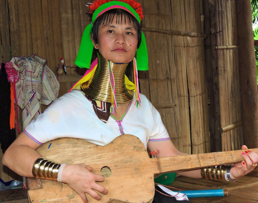 কেন কায়েন মহিলারা নিজেদের গলা লম্বা করার জন্য এত কষ্ট করেন? এটা প্রচলিত রয়েছে যে, মায়ানমারের কায়াহ জেলায় আগে অনেক বাঘ ছিল। তখন নিজেদের রক্ষা করতেই গলা, হাত, পা, কোমর ইত্যাদি জায়গায় এই শক্ত রিং তাঁরা পরতেন। ক্রমে সেটা ঐতিহ্যে পরিণত হয়েছে।