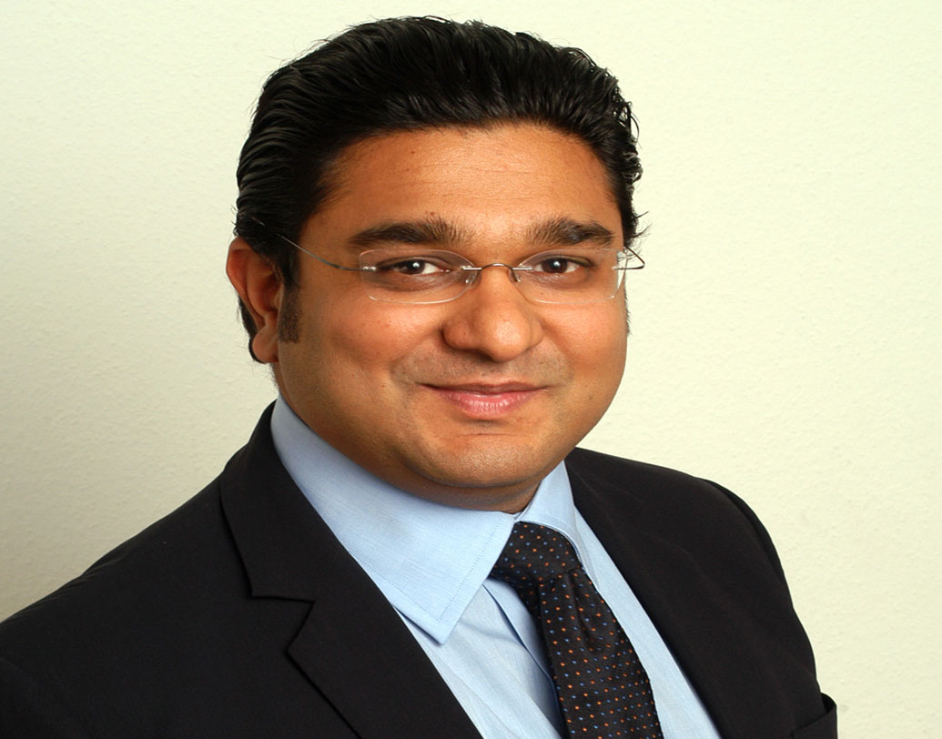 মধ্য লন্ডনের অভিজাত ও বিলাসী পেন্ট হাউজ থেকে ২০১৫ সালে রহস্যমৃত্যু হয়েছিল ভারতীয় ব‌ংশোদ্ভূত ধনকুবের ব্রিটিশ শিল্পপতি স্বরাজ পলের ছেলে অঙ্গদের। তিনি কাপারো ইন্ডাস্ট্রিজের সিইও ছিলেন। এই ঘটনাকে হতাশার জেরে আত্মহত্যা বলে অনেকে মনে করলেও শেষ অবধি পুলিশি তদন্তে দুর্ঘটনাই বলা হয়েছিল। নস্যাৎ করে দেওয়া হয়েছিল ষড়যন্ত্রের সম্ভাবনা।