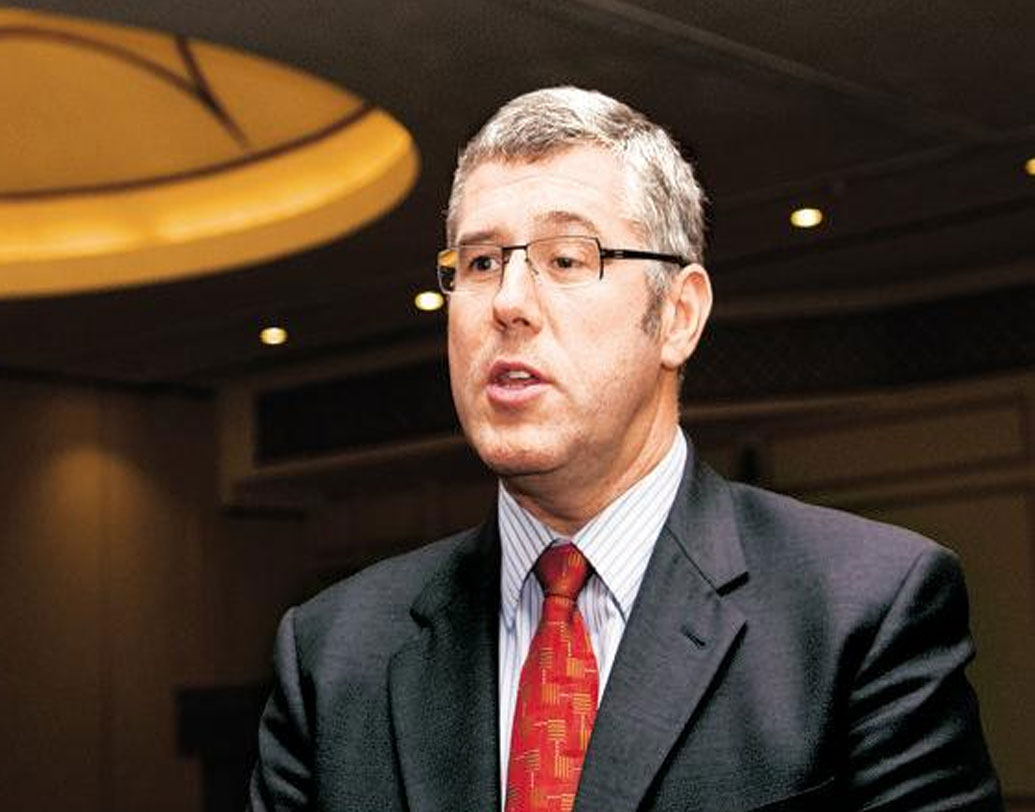 টাটা মোটর্সের ম্যানেজিং ডিরেক্টর ছিলেন কার্ল স্লাইম। ২০১৪ সালে ব্যাঙ্ককে সংস্থার বোর্ড মিটিং-এ যোগ দিতে গিয়ে তিনি আত্মঘাতী হন। হতাশ হয়েই তিনি আত্মঘাতী হন বলে জানা যায়।