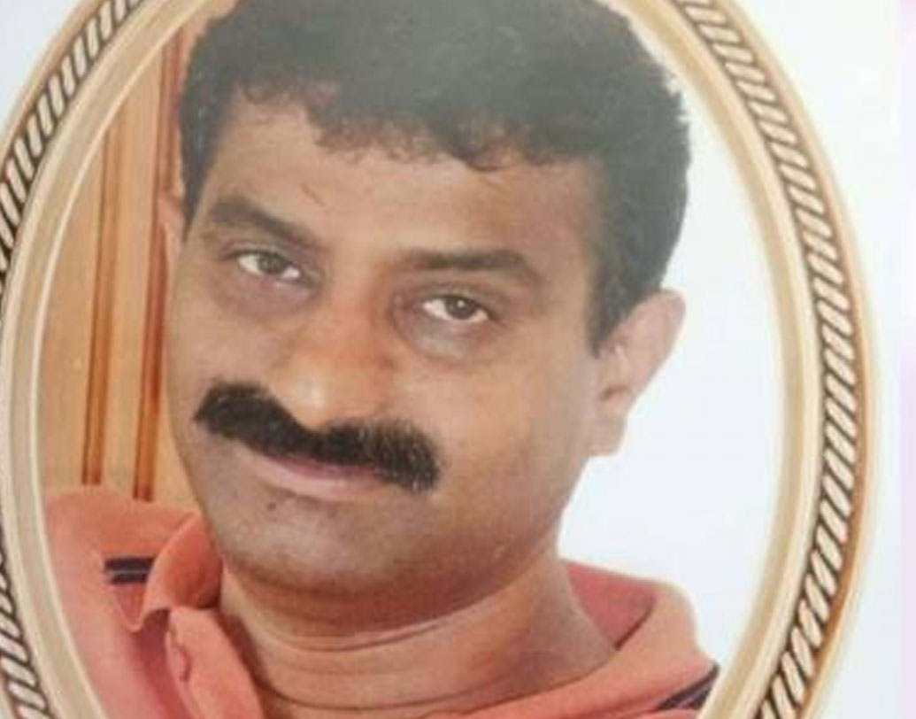 চলতি বছরের জুনে কেরলের কোট্টালিতে নিজের বাড়িতে ঝুলন্ত অবস্থায় পাওয়া গিয়েছিল সজন পারায়িলের দেহ। তিনি নাইজেরিয়ায় ব্যবসা করতেন। পরিবারের দাবি, কনভেনশন সেন্টারের পিছনে তাঁর বিনিয়োগ ছিল প্রায় পনেরো কোটি। কিন্তু স্থানীয় পুরসভা ইচ্ছাকৃত ভাবে গড়িমসি করে। ব্যবসায়ীর স্ত্রীর দাবি, ওই কনভেনশন সেন্টারের কমপ্লিশন সার্টিফিকেট, লাইসেন্স-সহ প্রয়োজনীয় অন্যান্য নথিপত্র পুরসভা ইচ্ছে করে দিচ্ছিল না। এমনকি, ওই ভবনে অনুষ্ঠিত বিয়ের ক্ষেত্রেও শংসাপত্র দেওয়া হচ্ছিল না বলে অভিযোগ।