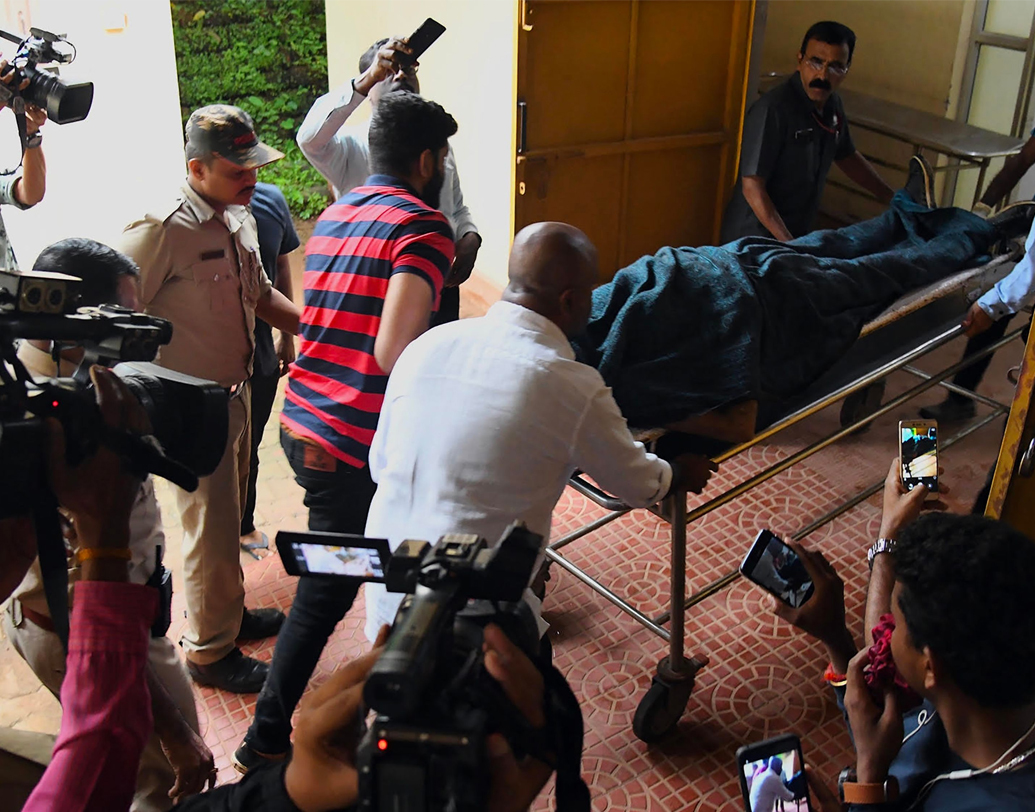 সিসিডি-র আউটলেটের চাকচিক্য দেখে বোঝা না গেলেও ইদানীং সিদ্ধার্থের ব্যবসায় আর্থিক মন্দা চলছিল। কয়েক মাস আগে তিনি তথ্যপ্রযুক্তি সংস্থার শেয়ারের বড় অংশ বিক্রি করে দেন লারসেন অ্যান্ড টুবরো-কে। বিশাল ঋণভার থেকে কিছুটা মুক্তি পেতেই এই পদক্ষেপ।