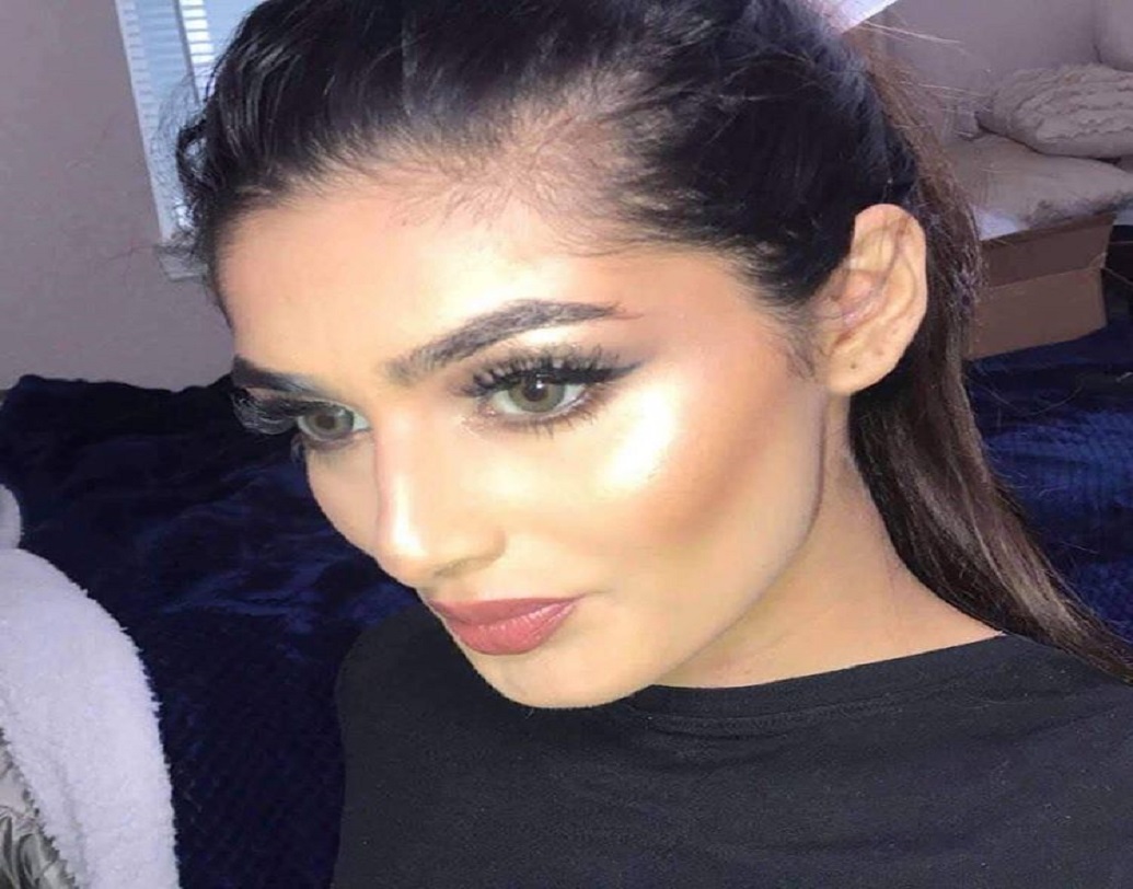 প্রায় তিন বছর ধরে দুবাইতেই চাকরি করেন শামিয়া। বছর খানেক আগে এক বন্ধুর মাধ্যমে আলাপ হয় হাসান আলির সঙ্গে।