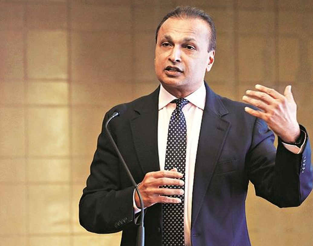 তাঁদের এই বাংলোয় রয়েছে একটি বিশাল সুইমিংপুলও।