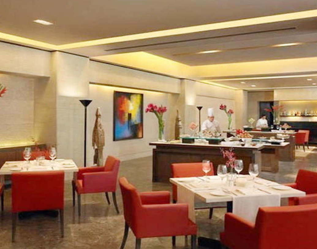 ইন্টিরিয়র ডিজাইনিং থেকে শুরু করে ঘরগুলিতে রঙের নির্বাচনও চোখে পড়ার মতো। শুধু ডাইনিং হলটিই টেক্কা দিতে পারে যে কোনও হোটেলকে। প্রতীকী চিত্র।