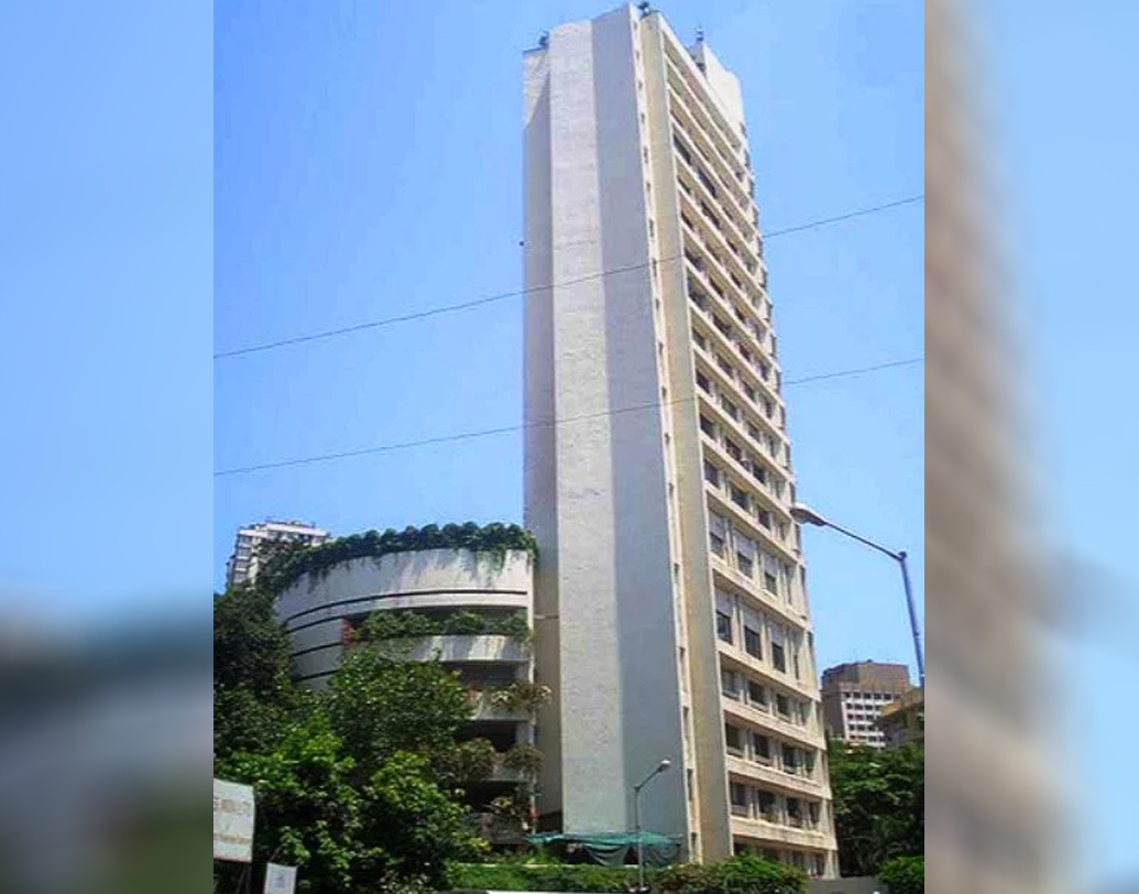 'দ্য সি উইন্ড'-কে ১৫০ মিটার বানাতে চেয়েছিলেন অনিল। কিন্তু কর্তৃপক্ষ সে দাবি না মানায় তা কমিয়ে ৬৬ মিটার (২১৬ ফুট) করা হয়েছে।