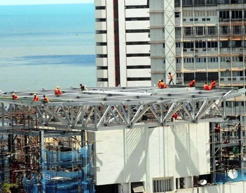 প্রায় ১৬ হাজার বর্গফুট জুড়ে অবস্থিত এই বিরাট অট্টালিকার কাজ এখনও পুরোপুরি শেষ হয়নি।