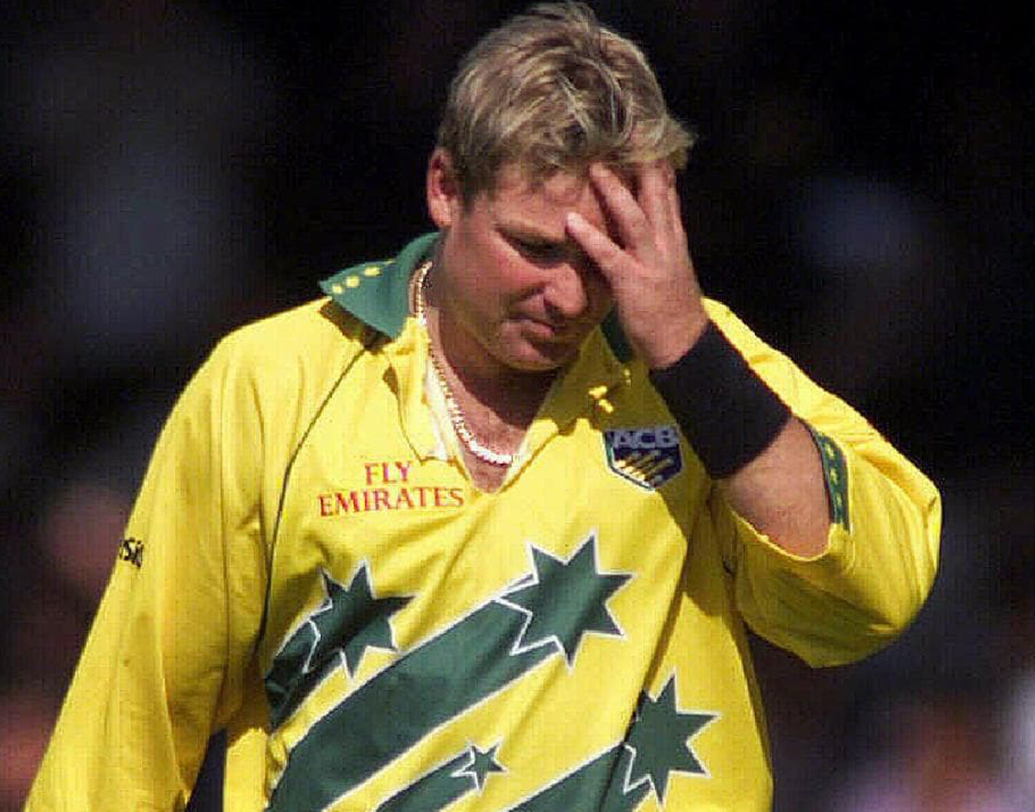 শেন ওয়ার্ন- তাঁর হাতের জাদুতে সম্মোহিত ছিল গোটা বিশ্ব। কিন্তু তাঁর নাম জড়িয়েছে বহু নিয়ম বিরোধী কাজে। যার মধ্যে ২০০৩ বিশ্বকাপের প্রথম ম্যাচে ডোপ কাণ্ডে ধরা পড়ে বিপদে ফেলেন ব্যাগি গ্রিনদের। যদিও ফিরে আসেন এক বছর বাদেই। আবার ক্রিকেটদর্শক মুগ্ধ হয় তাঁর স্পিনের জাদুতে।