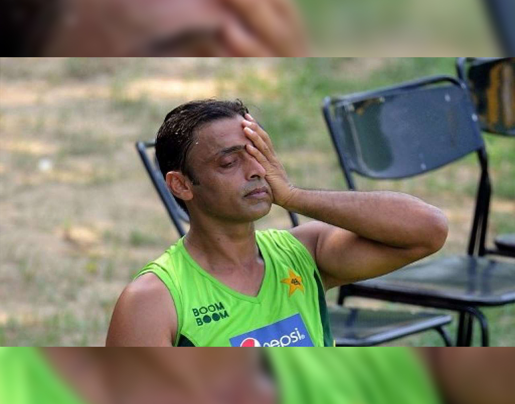 শোয়েব আখতার- পাক-পেস বাহিনীর এক ভয়ঙ্কর সৈন্য। যার দাপটে বুক কাঁপত বহু ব্যাটসম্যানের। কিন্তু চোটপ্রবণ এই ক্রিকেটারের বিভিন্ন ওষুধের মধ্যে ছিল নিষিদ্ধ ওষুধও। যার জন্যে তাঁকে চ্যাম্পিয়ন্স ট্রফির দল থেকে বাদ পড়তে হয় ২০০৬ সালে।