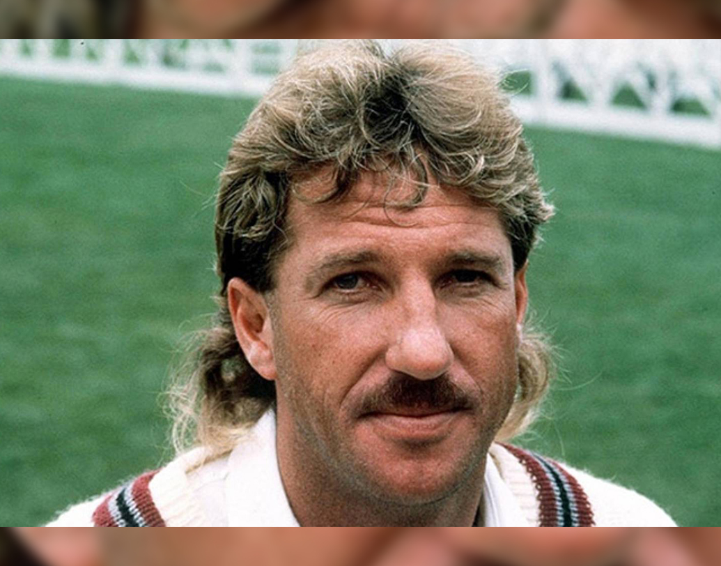 ইয়ান বোথাম- কিংবদন্তি ইংরেজ ক্রিকেটার। ১৯৮৬ সালে ক্যারিবিয়ান সফরে জঘন্য ভাবে হারার পর ইংল্যান্ড আরও বিপদে পড়ে ডোপ কাণ্ডে বোথামকে হারিয়ে। দু’মাসের বেশি দল থেকে বাদ পড়ার সময়কালে ভারত ও নিউজিল্যান্ডের কাছে হারতে হয় ইংল্যান্ডকে। যদিও বোথাম দলে ফিরেই ভেঙে দেন ডেনিস লিলির সর্বাধিক উইকেট সংগ্রহের রেকর্ড।