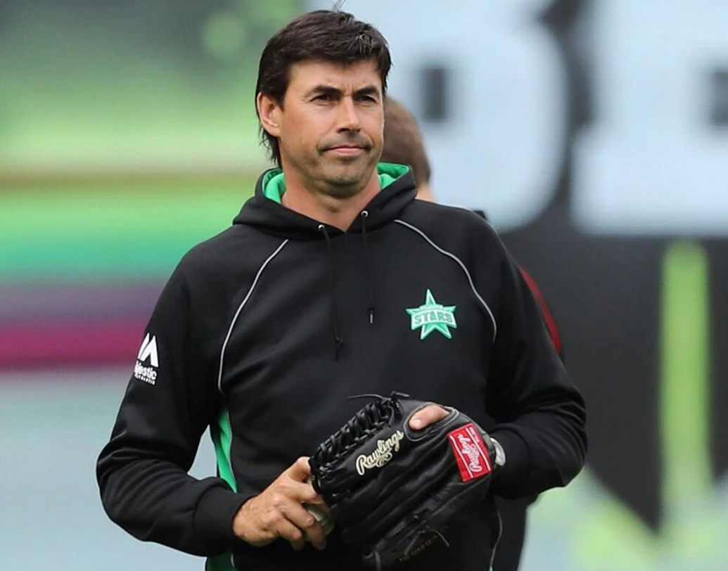 স্টিফেন ফ্লেমিং- ‘জেন্টলম্যানস গেমের’ অন্যতম জেন্টলম্যান তিনি। কিন্তু নাম জড়িয়েছে তাঁরও। তবে ডোপ নয়, তিনি ধরা পড়েছিলেন আরও তিন কিউয়ি ক্রিকেটারের সঙ্গে ড্রাগ নেওয়ার সময়। তিন মাসের জন্য ক্রিকেট থেকে বহিষ্কার করা হয় তাঁকে। দিতে হয় জরিমানাও।