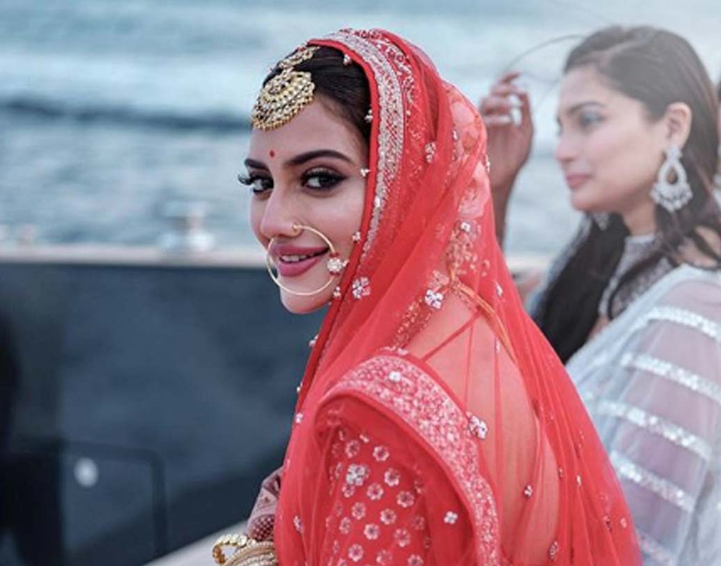 শোনা যাচ্ছে, এ দিনের মেনুতে আমিষ-নিরামিষ দু’রকম পদের আয়োজন থাকবে। নিখিলের পরিবারের সদস্যদের জন্য মূলত নিরামিষের ব্যবস্থা থাকছে।