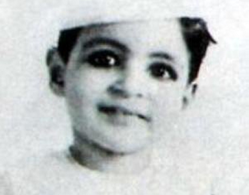 ধর্মেন্দ্র জন্মেছিলেন পঞ্জাবের লুধিয়ানা জেলার নাসরালি গ্রামে। তাঁর বাবা ছিলেন একজন শিক্ষক, স্বাভাবিক ভাবেই তিনি চাইতেন ধর্মেন্দ্র যেন পড়াশোনায় মনোযোগী হন। কিন্ত ছোটোবেলা থেকেই ছিল অভিনয়ের ঝোঁক, দিলীপ কুমার ও মতিলালের অভিনয় দেখেই তিনি অনুপ্রাণিত হন, সিদ্ধান্ত নেন পড়াশোনা ছেড়ে অভিনয়কেই তিনি পেশা হিসাবে বেছে নেবেন।