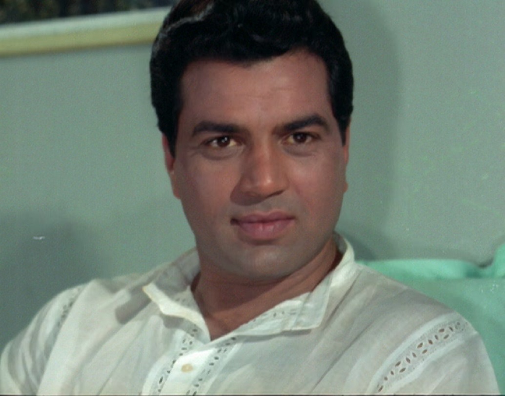 পরিবারের আর্থিক অবস্থা ভাল না হওয়ায় ধর্মেন্দ্রকে রোজগারের জন্য মাঠে কাজ করতে হতো ছোটোবেলা থেকেই। কবাডি ও হকি খেলতে ভালোবাসতেন তিনি। তবে সবথেকে বেশি ভালবাসতেন অভিনয়কেই, তাই প্রতিনিয়ত মায়ের কাছে অভিনয়ের কথা বলতেন।