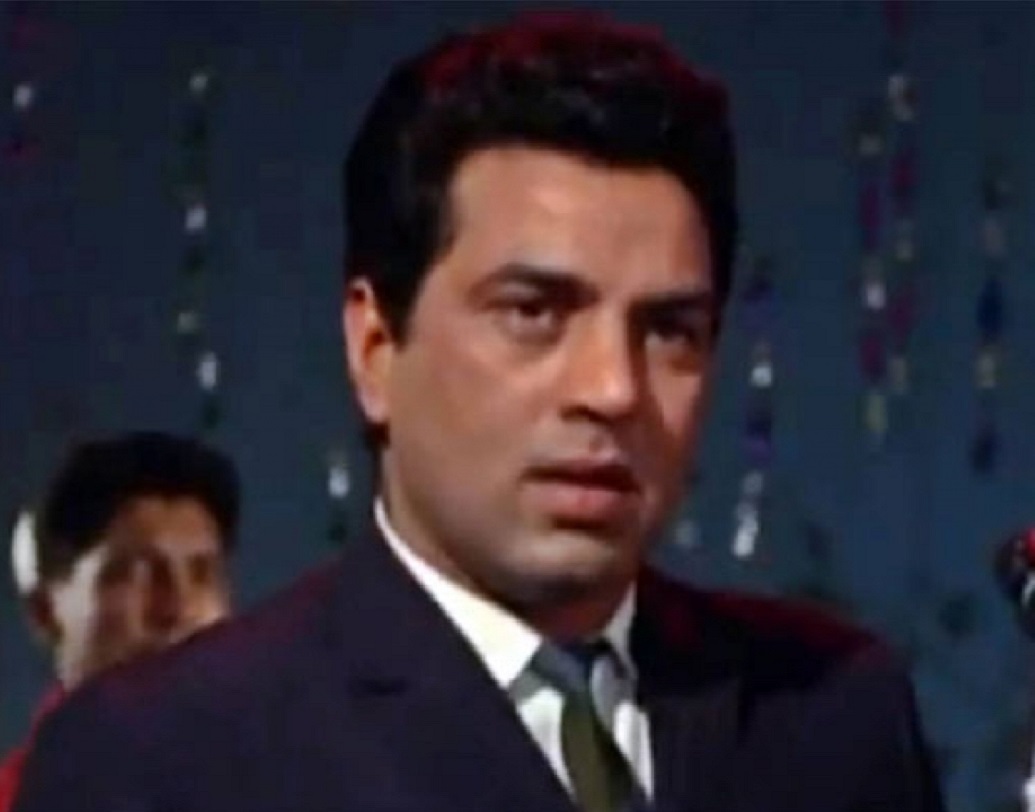 দেখা করতে গিয়ে ধর্মেন্দ্র দেখেন, বিমল রায় তাঁর স্ত্রীর রান্না করে পাঠানো মাছ-ভাত খাচ্ছিলেন, তিনি ধর্মেন্দ্রকেও খেতে বলেন তাঁর সঙ্গে। দিনের পর দিন ঠিক ভাবে খেতে না পাওয়া ধর্মেন্দ্র লজ্জা পেলেও খেতে বসেন তাঁর কথায়। তখনই গল্পের ছলে বিমল রায় জানান তিনি ধর্মেন্দ্রকে ‘বন্দিনী’ সিনেমার জন্য নিতে চান।