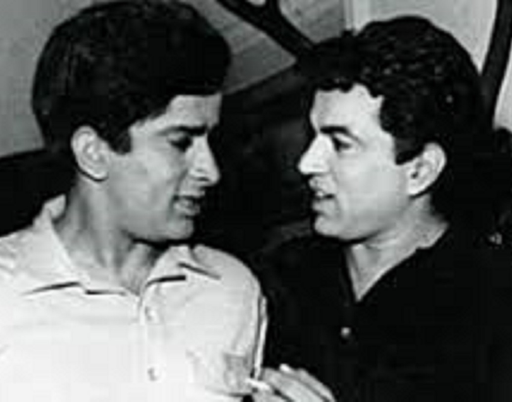 একদিন তিনি এক পরিচালকের সঙ্গে ট্যাক্সি করে আসছিলেন, নামার সময় তিনি ধর্মেন্দ্রর ভাড়া দিতে অস্বীকার করেন। এদিকে ধর্মেন্দ্রর পকেটেও নেই ভাড়া দেওয়ার মতো টাকা! এই সময় শশী কাপুর এসে তাঁকে উদ্ধার করেন এবং তাঁকে খাওয়ানোর জন্য নিজের বাড়ি নিয়ে যান।