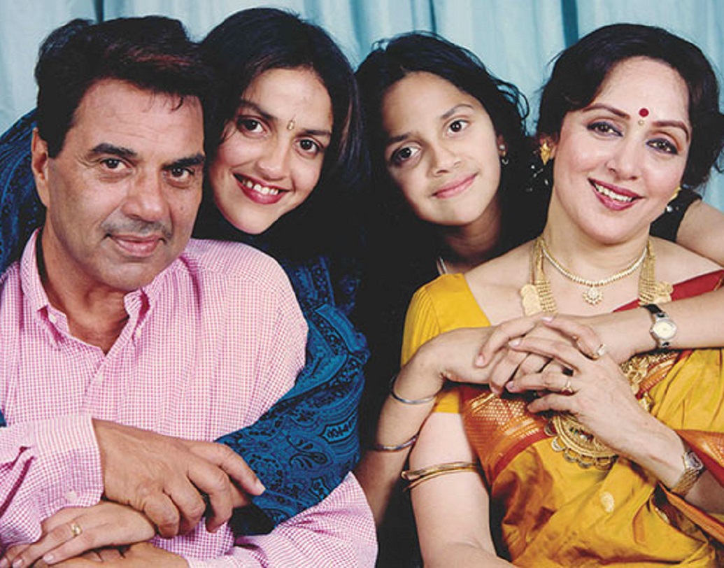 হেমা মালিনীকে বিয়ে করার জন্য তিনি মুসলিম ধর্ম গ্রহণ করেন। তিনি কিন্তু আজও তাঁর প্রথম স্ত্রীকে ডিভোর্স দেননি। হেমা মালিনী ও তাঁর দুই মেয়ে এশা ও আহানা দেওল। তিনি নিজের ছয় সন্তানের প্রতিই দায়িত্ব পালন করেছেন, আলাদা থাকার কারণে দায়িত্ব থেকে সরেননি।