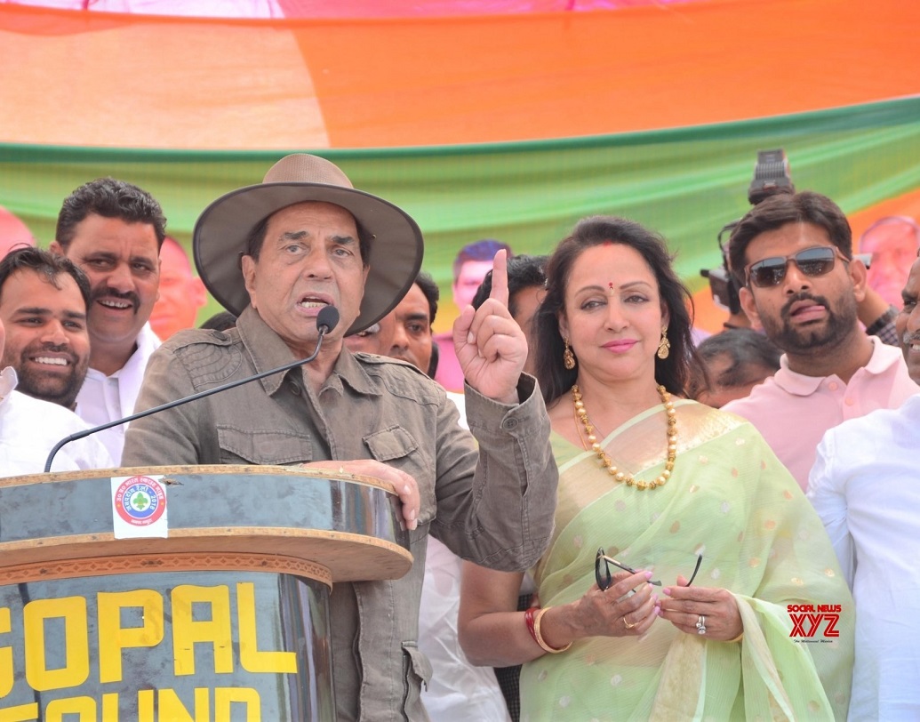 ২০০৪সালে তিনি ভারতীয় জনতা পার্টির তরফ থেকে রাজস্থানের বিকানেরে ভোটে দাঁড়ান এবং সাংসদ নির্বাচিত হন। তাঁর নিজস্ব প্রোডাকশন হাউসও রয়েছে, আপনে, ইয়ামলা পাগলা দিওয়ানা-র মত সিনেমা তাঁর প্রযোজনায় তৈরি।