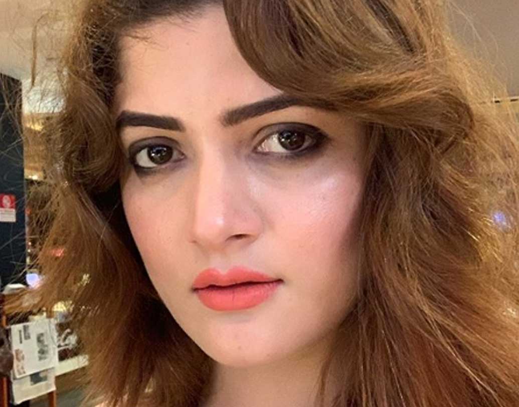 চিত্রনাট্য অনুযায়ী রঞ্জার পুরনো বাড়িতে একটি যন্ত্রের সাহায্যে ভূতেদের সঙ্গে যোগাযোগ করা হয়। তার মধ্যে ভাল ভূত যেমন রয়েছে, তালিকায় রয়েছে খারাপ ভূতও।