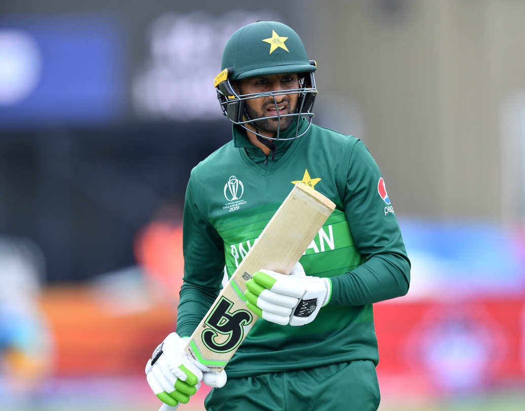 শোয়েব মালিক- পাকিস্তানের প্রাক্তন অধিনায়ক এ বারের বিশ্বকাপে খেলেছেন মাত্র তিনটি ম্যাচ। রান করেছেন আট। ভারতের বিরুদ্ধে প্রথম বলেই বোল্ড হয়ে ফিরে যাওয়ায় আরও প্রশ্ন ওঠে তাঁকে নিয়ে। বিশ্বকাপের পরেও তাঁকে খেলতে দেখা যাবে কি না তা নিয়েও প্রশ্ন ক্রিকেট বিশেষজ্ঞদের মনে।