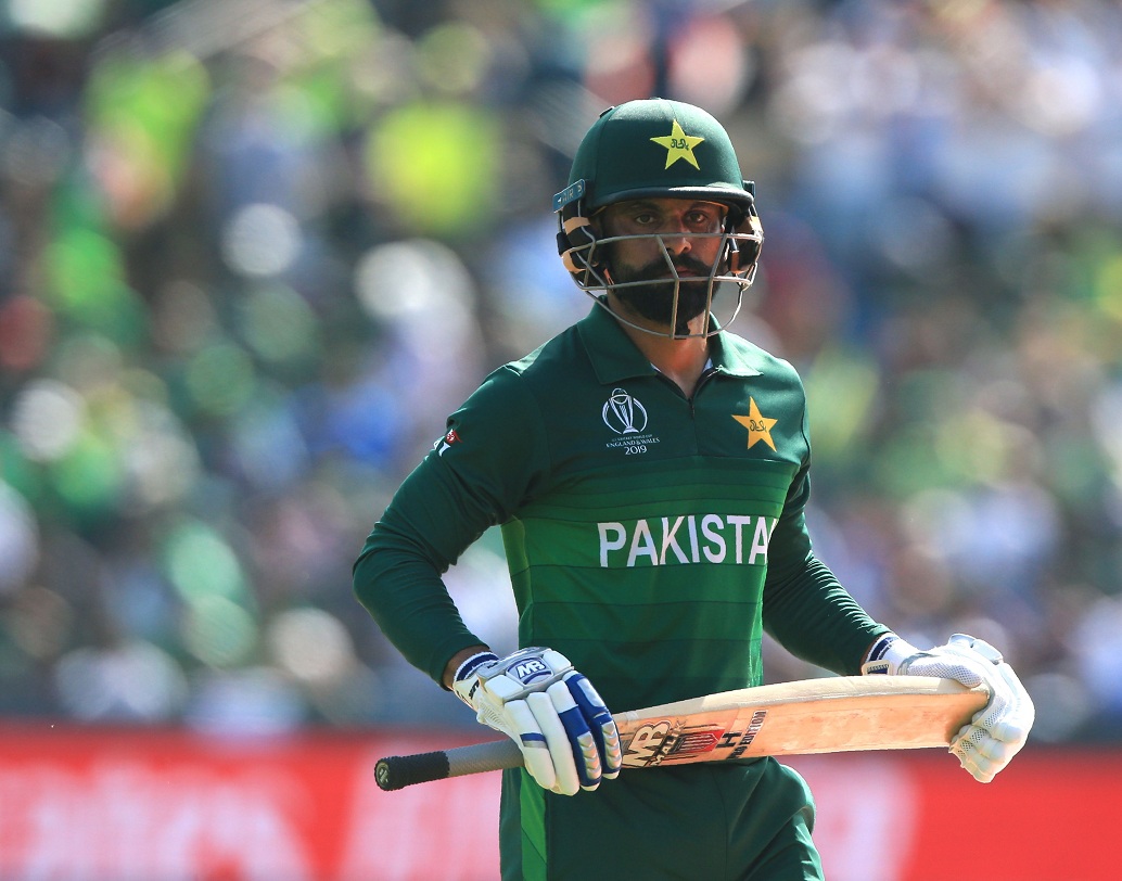 মহম্মদ হাফিজ- আরেক পাক- অলরাউন্ডারও ৩৮ পেরিয়ে গিয়েছেন। এ বারের বিশ্বকাপে ২২৬ রান ও একটি উইকেট নিয়েছেন তিনি। পাক মিডল অর্ডারের অন্যতম ভরসা হাফিজ সতীর্থদের কাছে পরিচিত প্রোফেসর নামে। বিশ্বকাপের শেষে নির্বাচকরা নতুন করে দল তৈরি করতে চাইবেন। সেখানে হাফিজের জায়গা নিয়ে প্রশ্ন থেকেই যাচ্ছে।