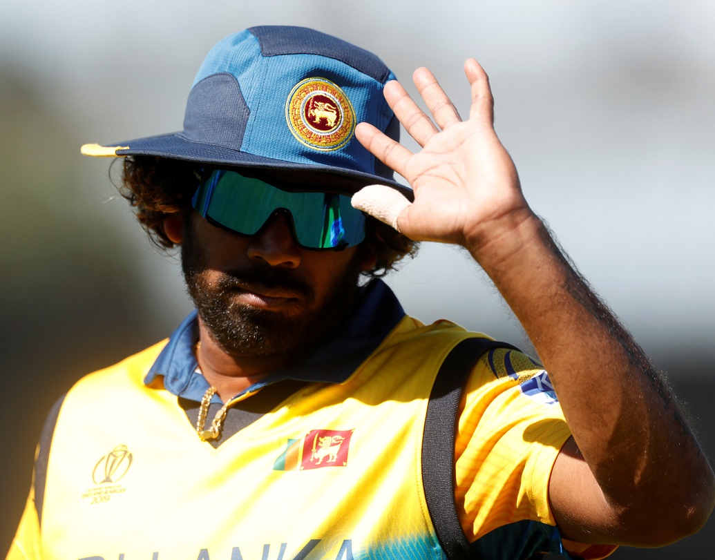 লাসিথ মালিঙ্গা- শ্রীলঙ্কার এই পেসার একাই শেষ করে দিয়েছিলেন ইংল্যান্ডকে। প্রশ্ন তুলে দিয়েছিলেন তাদের বিশ্বকাপ ভবিষ্যৎ নিয়েও। তবে শুধু মাত্র অভিজ্ঞতা দিয়ে আর বোধহয় ক্রিকেট জীবন টানা সম্ভব হবে না তাঁর। ভঙ্গুর শ্রীলঙ্কা টিমে তিনিই একমাত্র ভরসা ছিলেন। তবে এ বার বিশ্বকাপের পর আর কাউকে বলে চুম্বন করে ঝাঁকড়া চুল নিয়ে সাইড- আর্ম অ্যাকশনে বল করতে দেখা যাবে কি না সেটাই দেখার।