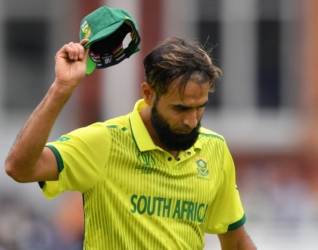 ইমরান তাহির- এ বারের বিশ্বকাপে সব থেকে বয়স্ক ক্রিকেটার এই আফ্রিকান স্পিনার। ইতিমধ্যেই জানিয়ে দিয়েছেন, অস্ট্রেলিয়ার বিরুদ্ধেই বিশ্বকাপে শেষ ম্যাচ খেলবেন তিনি। পাক- বংশোদ্ভুত এই স্পিনারের ভেল্কিতে ছিটকে গিয়েছে অনেকেরই উইকেট। যদিও দক্ষিণ আফ্রিকাকে সেমিফাইনালে তুলতে ব্যর্থ তিনি। এখনও পর্যন্ত দশ উইকেট নিয়েছেন এই বিশ্বকাপে।