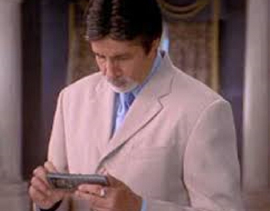 সিনেমায় অমিতাভ বচ্চনকে নোকিয়ার যে মডেলের ফোনটি ব্যবহার করতে দেখা যায় তা ১৯৯৬ সালে বাজারে এসেছিল। সিনেমায় কিন্তু বলা হয়েছে ১৯৯১ সালের ঘটনা এটি।