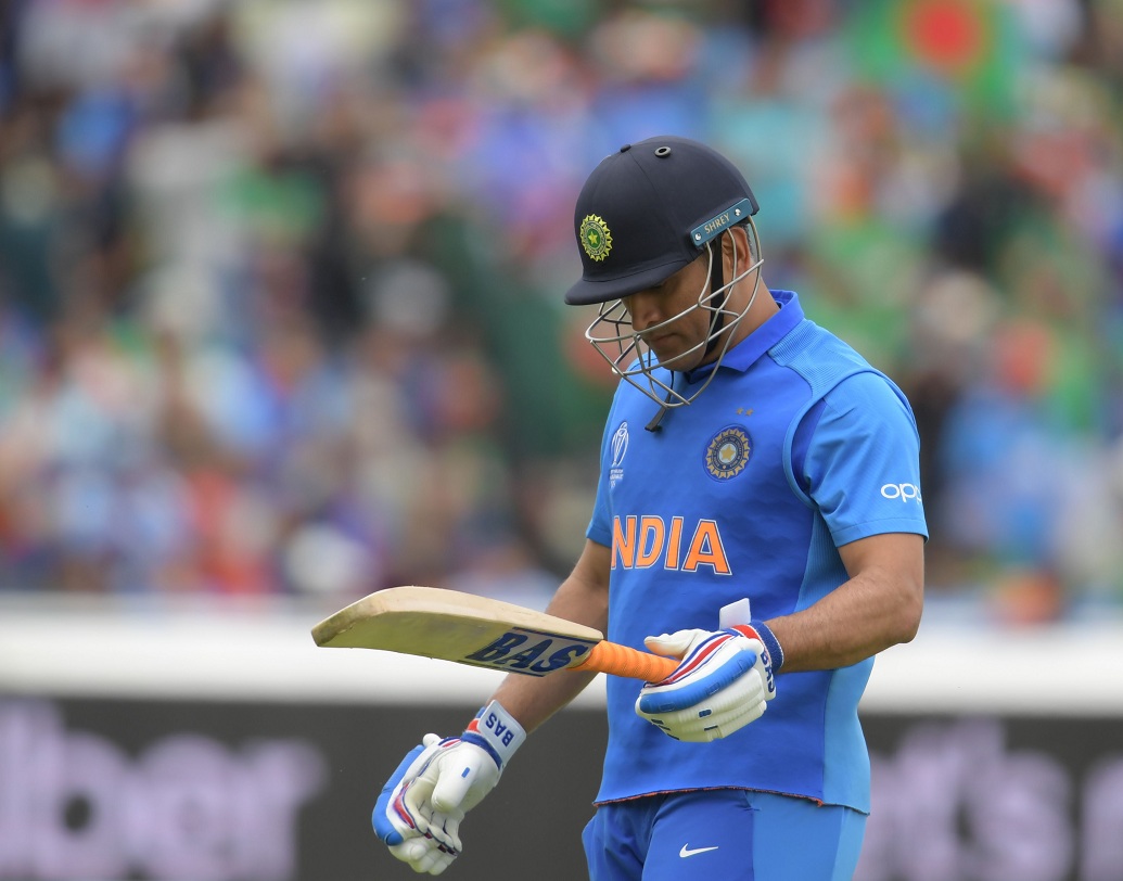 ধোনির মন্থর ব্যাটিং অবশ্যই চিন্তার জায়গা বিরাটের। ব্যাট হাতে রান পেলেও নষ্ট করছেন প্রচুর বল। যা চাপ তৈরি করছে নীচের দিকের ব্যাটসম্যানদের ওপর।