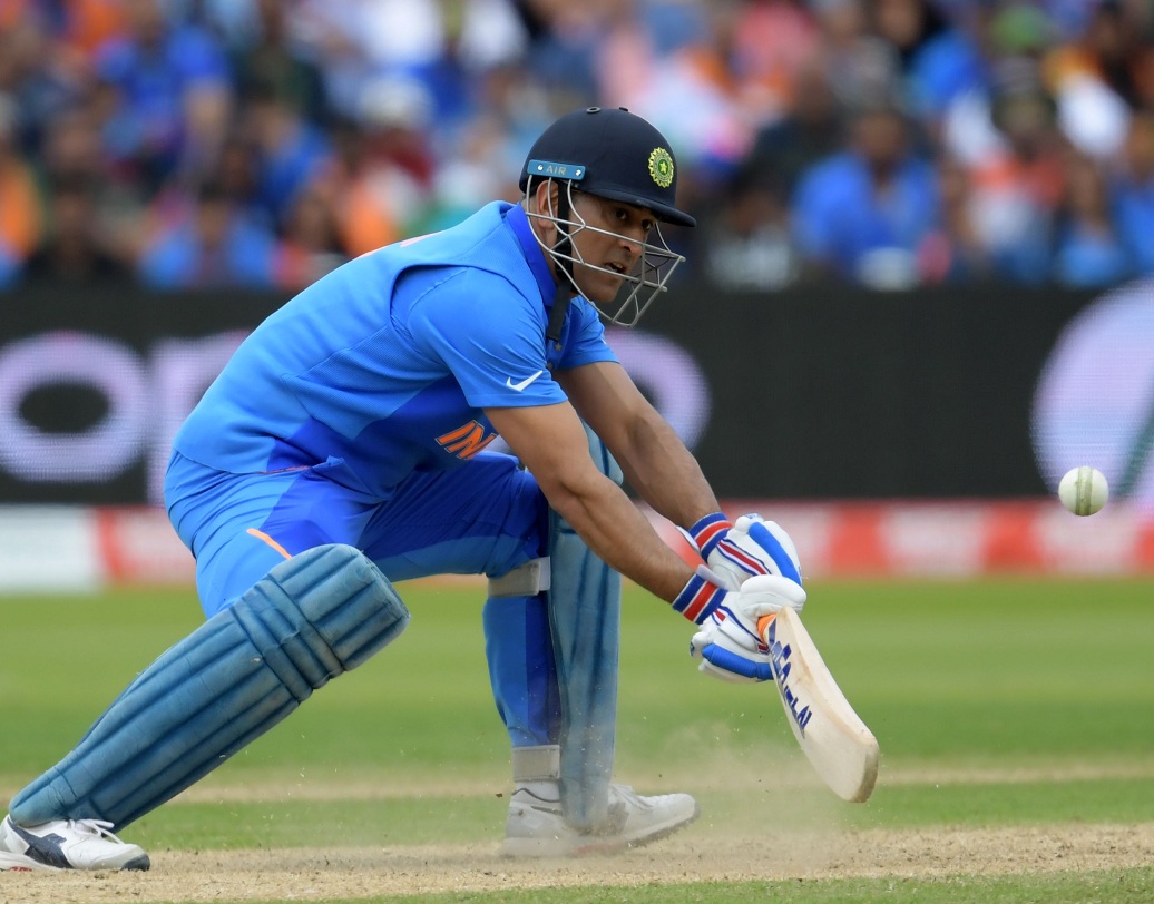 স্পিনারদের বিরুদ্ধে ধোনির খারাপ ফর্ম আরও বেশি চিন্তায় রাখবে ভারতকে। কারণ সেমিফাইনাল ইংল্যান্ডের বিরুদ্ধে হলে রশিদ খান, মইন আলির বিরুদ্ধে খেলতে হতে পারে। আর মইন আলির যে ভারতকে দেখলেই চোখ চকচক করতে শুরু করে তা বলাই বাহুল্য।