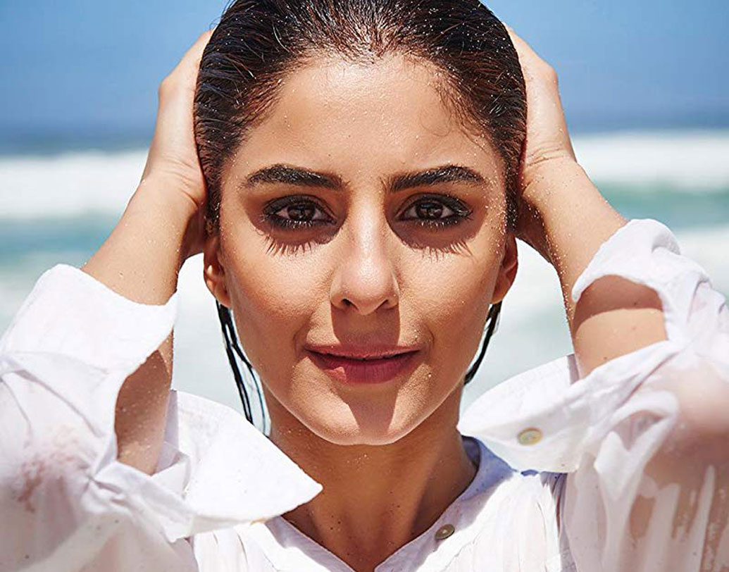 মুম্বইয়ের সেন্ট জেভিয়ার্স কলেজ থেকে স্নাতক হওয়ার পর থেকেই কেরিয়ারে মন দেন এই নায়িকা। তবে অভিনয় ও সিনেমার বোধ নিয়ে সাবলীল থাকলেও নিজের নাচের দিকটি নিয়ে যত্নবান হন তিনি। টেরেন্স লুইসের নাচের ক্লাসে ভর্তি হন ২০০৪ সালে।