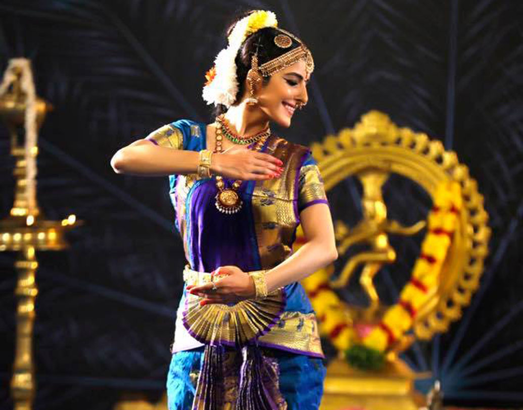 ব্যালে, জ্যাজ, হিপহপ, সালসা-সহ নানা নাচ শিখতে শিখতে একদিন এই ডান্স স্টুডিওর অন্যতম শিক্ষক হয়ে ওঠেন ঈশা। এর পরেই ফিল্মি কেরিয়ার নিয়ে আরও সিরিয়াসলি চিন্তাভাবনা করতে থাকেন তিনি। লুইসের সংস্পর্শে এসেই নিজের জীবনে অনেকটা এগিয়ে গিয়েছেন বলে দাবি করেন ঈশা।