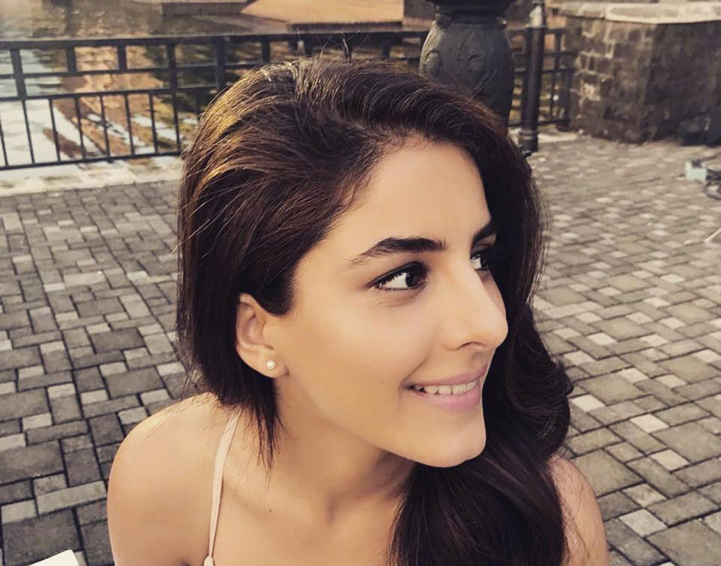 তবে জীবনের প্রথম পূর্ণ দৈর্ঘ্যের ছবি হিসাবে এই মালয়ালম ছবির নাম উঠে এলেও শিশুশিল্পী হিসেবে ২০০০ সালে বলিউডি ছবি ‘হমারা দিল আপকে পাস হ্যায়’ ছবিতে অভিনয় করেন ঈশা।