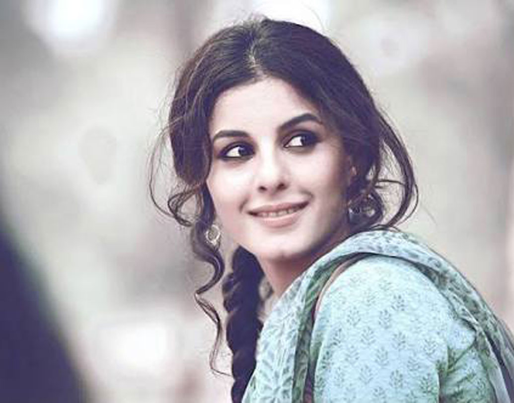 মালয়লাম ছবিতে এক মুসলিম মেয়ের ভূমিকায় তাঁর অভিনয় সকলের মনে দাগ কাটে ও ‘২০১২-র সেরা পাঁচ ছবি’-র তালিকায় ঢুকে পড়ে। এর পরই হিন্দি ছবিরও নানা অফার আসতে থাকে ঈশার হাতে।