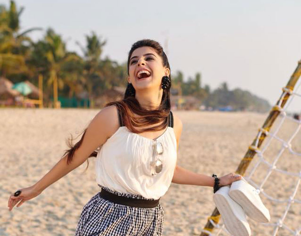 এর মধ্যেই কিছু ইংরাজি স্বল্প দৈর্ঘ্যের ছবি, মালয়ালম ও তেলুগু ছবিতেও অভিনয় করেন ঈশা। অপেক্ষা করছিলেন ভাল বলিউডি অফারের জন্য।