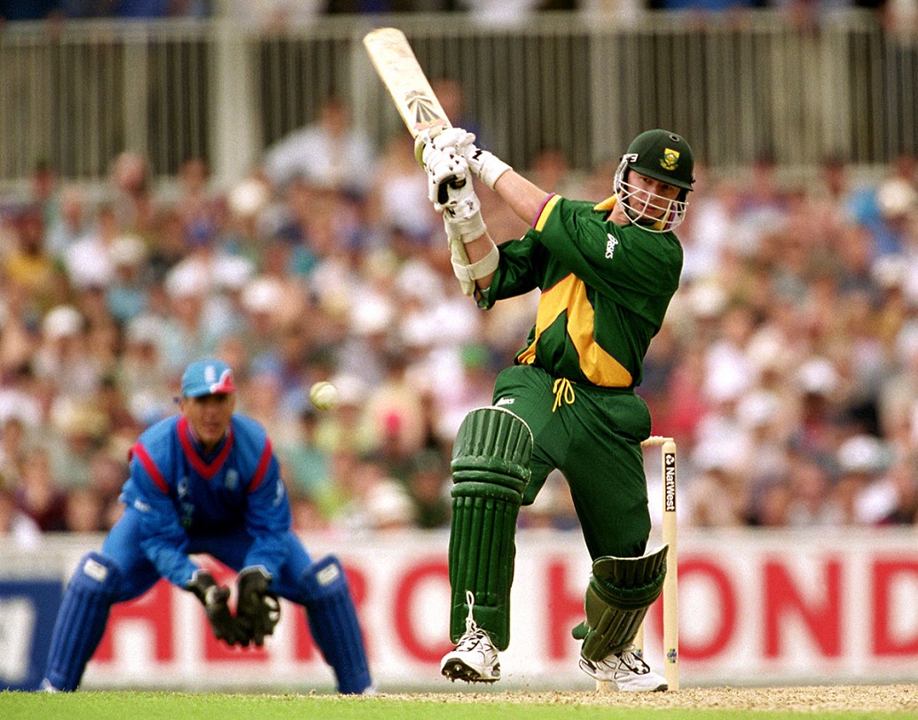 ১৯৯৯ সালে দক্ষিণ আফ্রিকার ল্যান্স ক্লুজনারের সেমিফাইনালে হারের পর হতাশায় মাঠে হাঁটু গেড়ে বসে পড়া সবার মনে আছে। ওইদিন অবধারিত জয় মাঠে ফেলে আসার পরথেকেই দক্ষিণ আফ্রিকা দলের ভাগ্যে জোটে ‘চোকার্স’ বদনাম। বিশ্বকাপে ১৭টি উইকেট ও ১২২.২ স্ট্রাইক রেট নিয়ে শেষের ওভারে মোট ২৩০ রান করে প্রোটিয়াদের বিশ্বকাপের শেষ চারে পৌঁছে দেন ক্লুজনার। তবুও ট্রফি না জিতেই টুর্নামেন্ট থেকে বিদায় নিতে হয় তাঁকে।
