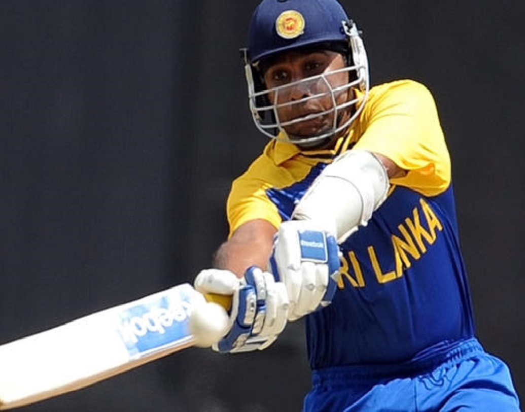 ২০১১ সালের ওয়াংখেড়েতে সেঞ্চুরি করার পরে শ্রীলঙ্কা অধিনায়ক মাহেলা জয়বর্ধনে গ্যালারি লক্ষ্য করে ব্যাট তুলেছিলেন। মাহেলার স্ত্রী স্ট্যান্ড থেকে তাঁকে ইশারায় বলছিলেন, উইকেটে টিকে থাকো। কিন্তু, শ্রীলঙ্কার রান তাড়া করতে নেমে গৌতম গম্ভীর ও মহেন্দ্র সিংহ ধোনির ব্যাটের জোরে শেষ হাসি হাসে ভারতীয় দল। হতাশায় মাঠ ছাড়তে হয় মাহেলাকে।