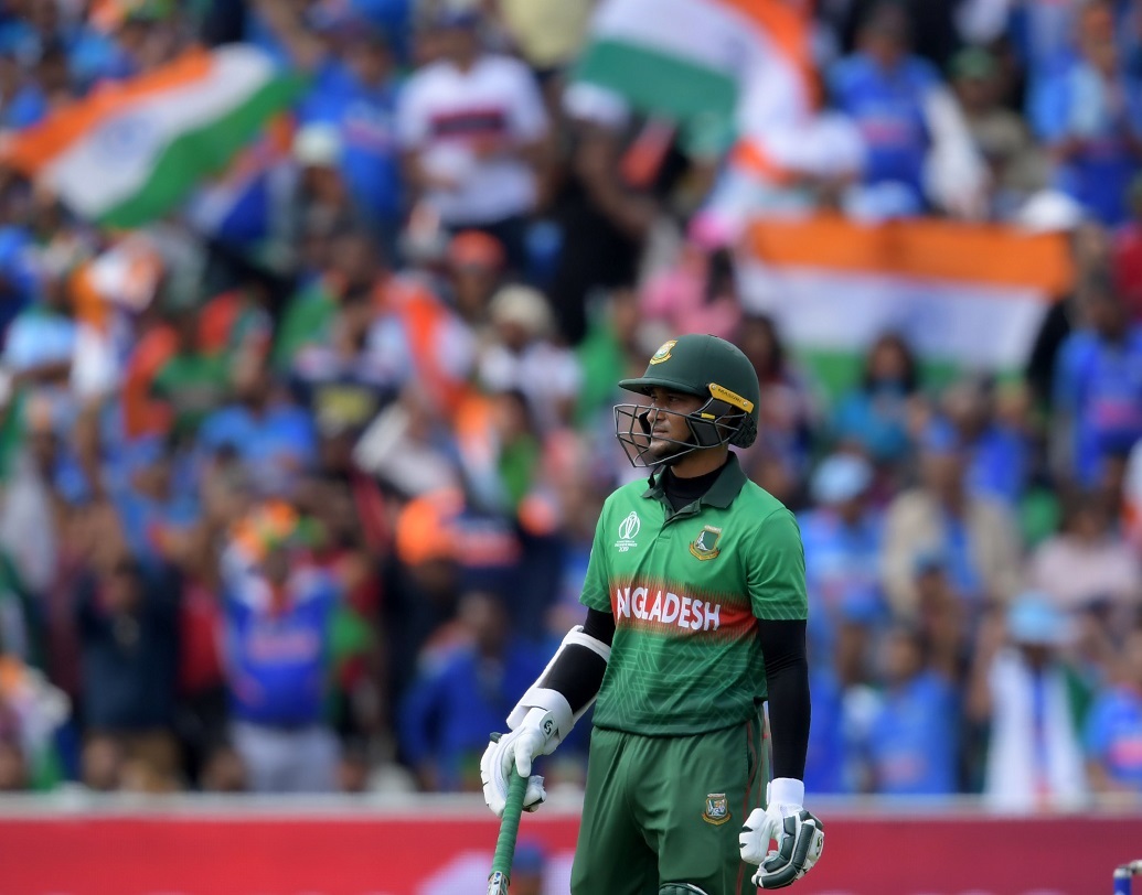 চলতি বিশ্বকাপে এমনই এক নায়ক শাকিব আল হাসান। শাকিব এই বিশ্বকাপে বাংলাদেশের ‘ওয়ান ম্যান আর্মি’। ব্যাট হাতে ৬০৬ রান এবং বল হাতে ১১ উইকেট। এরকম দুরন্ত পারফরম্যান্সের পরেও শাকিব কিন্তু বাংলাদেশকে সেমিফাইনালে তুলতে পারেননি।