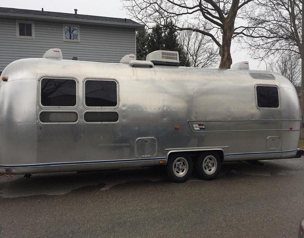 এই বাড়ি খুঁজতে তাঁদের অনেক কসরত করতে হয়েছিল। শেষমেশ কিজিজিতে ১৯৭৬ সালের এয়ারস্ট্রিম সভিয়ারজিন খুঁজে পান ১০ হাজার মার্কিন ডলার মুল্যে। তাঁরা এটির নাম দেন লুনার।