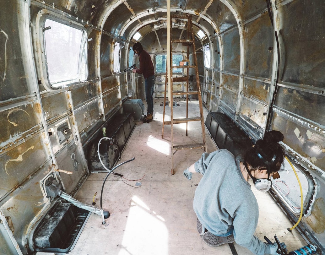 ই এয়ারস্ট্রিমকে বাড়ির মতো তৈরি করতে ক্রিসচেন এবং সিয়াকে আসবাবপত্র থেকে শুরু করে রান্নাঘর, সব কিছু করতে হয়েছিল নতুন ভাবে।