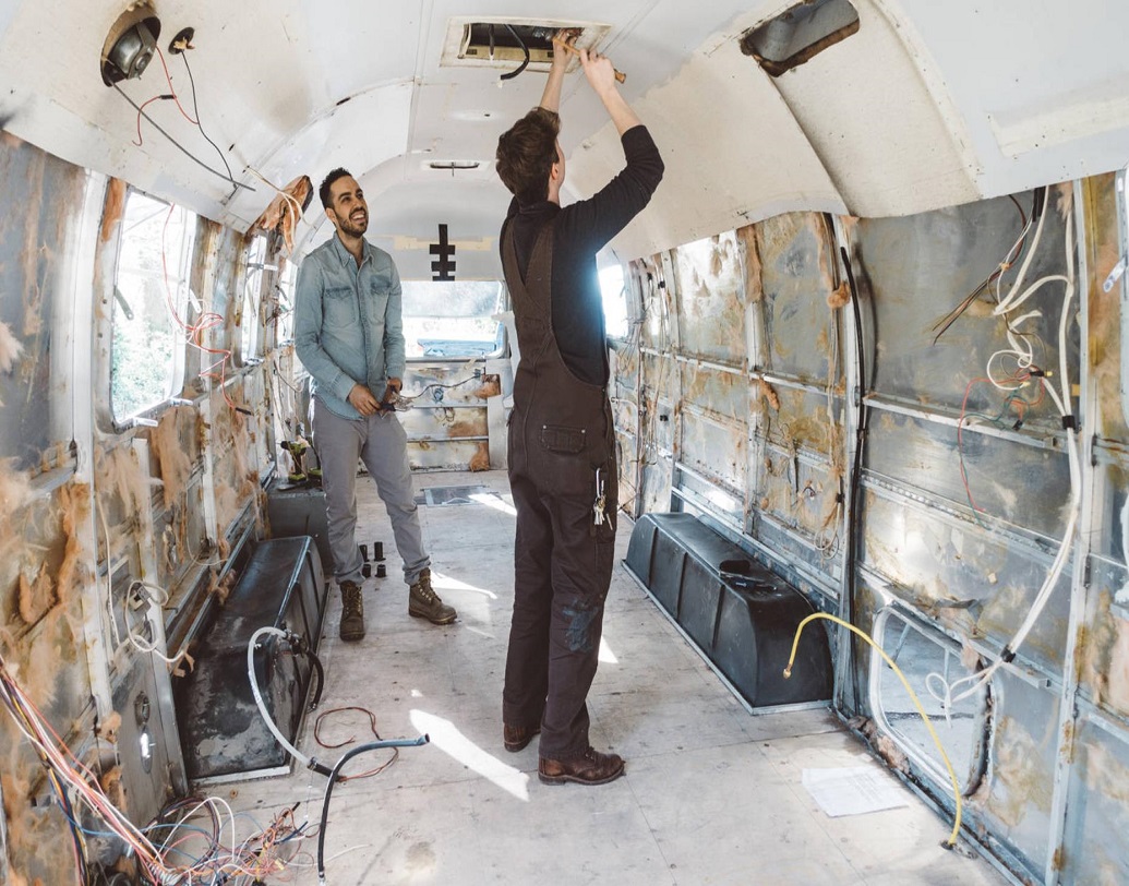 তাঁরা এই নতুন এয়ারস্ট্রিমকে নিজের হাতে নতুন করে তৈরি করতে চেয়েছিলেন। কিন্তু পরে বুঝতে পারেন তাঁদের এয়ারস্ট্রিম সাজাতে সাহায্যের প্রয়োজন হবে।