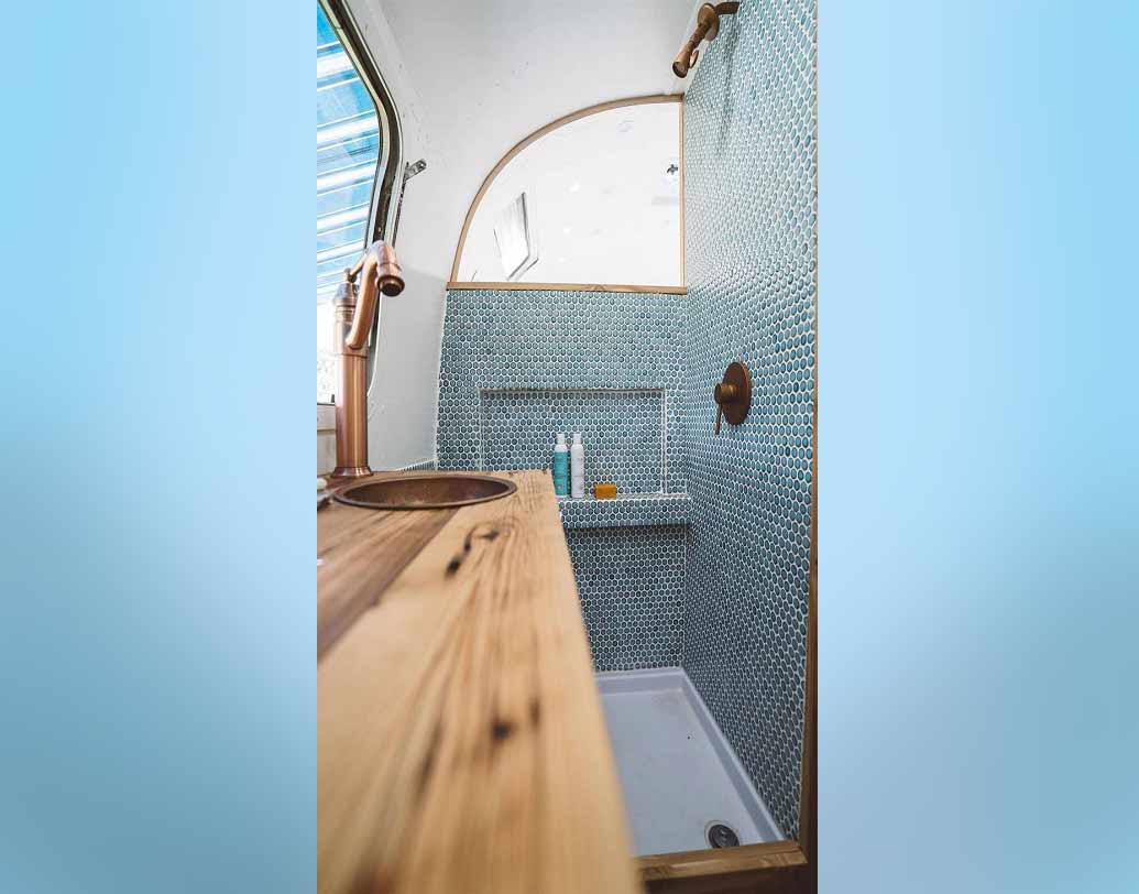 এই ২০০ বর্গফুটের ঘরে বসবাস করার জন্য প্রয়োজনীয় অনেক কিছুই বাদ দিতে হয়েছে তাঁদের। তৈরি করতে হয়েছে মিনি বাথরুম, বিশেষ মেঝে।।