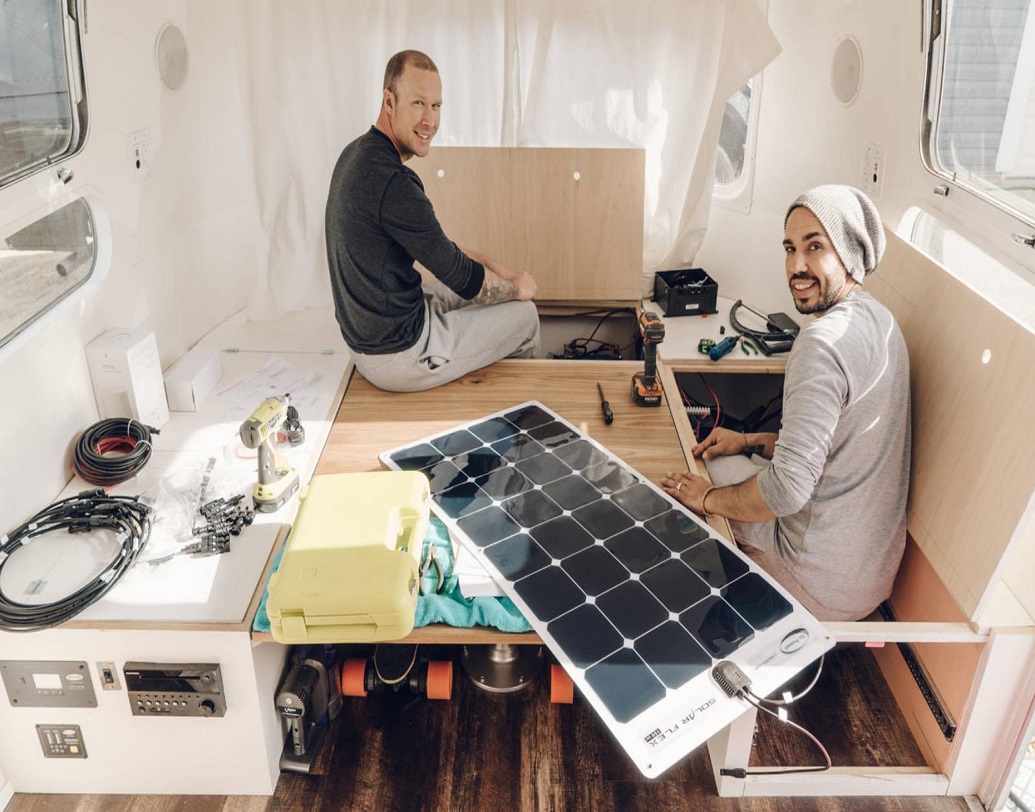 লুনারকে ঠিক ভাবে চালানোর জন্য এর উপর বসানো হয়েছে সৌর প্যানেল। এর সমস্ত কিছুই চলে সৌরশক্তির মাধ্যমে।