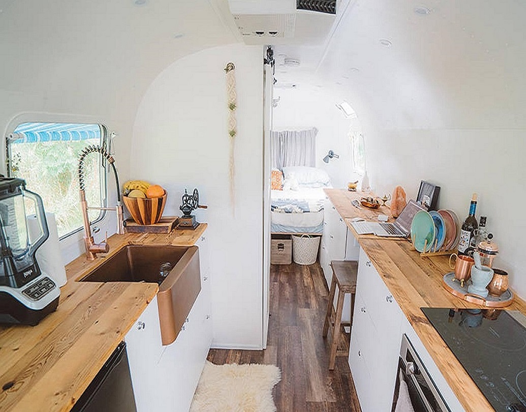 লুনারের ভিতরে ঢুকলে প্রথমে দেখা যাবে ছোট রান্নাঘর, ১০০ বছরের পুরনো কাঠ দিয়ে ফার্ম-হাউস থিমে ডিজাইন করা হয়েছে এটিকে। এতে একটি পিৎজা স্টোন রয়েছে।