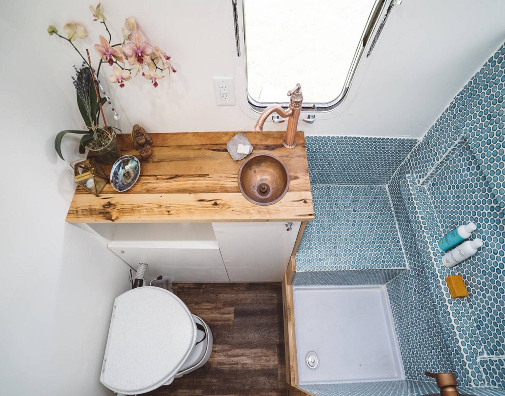 লুনারের ছোট ১৫ ফুটের এই বাথরুমটিতে রয়েছে একটি নীল রঙের টাইলস্‌ বসানো কমপোস্ট টয়লেট। রয়েছে গরম জলের ব্যবস্থাও।