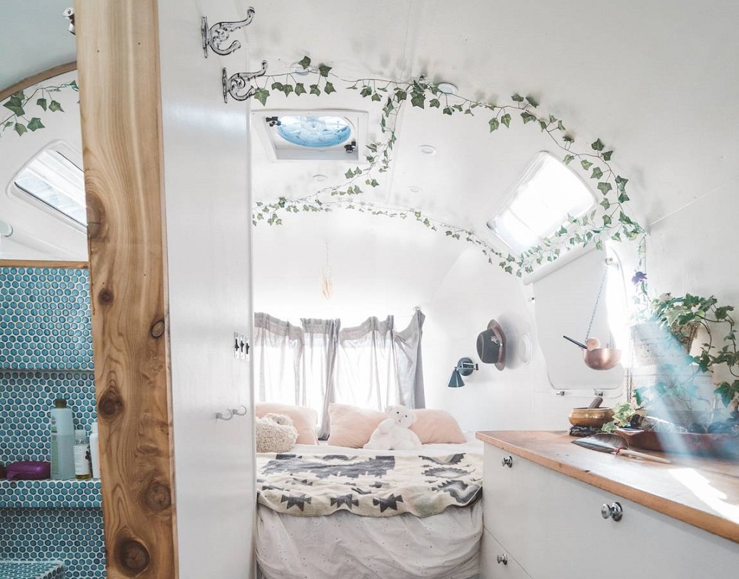 বসবাস করার জন্য যা প্রয়োজন, সবই রয়েছে বেডরুমে। বেডসাইড টেবিল থেকে শুরু করে জামাকাপড় রাখার জন্য রয়েছে ছ’টি ড্রয়ারও। বেঞ্চ, খাটের তলায় রয়েছে প্রচুর ছোটখাটো জায়গা।